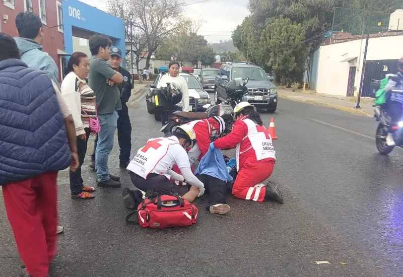 Escena de un accidente de motocicleta ocurrido en la Calzada de la República, uno de los percances que dejó a cuatro personas lesionadas.