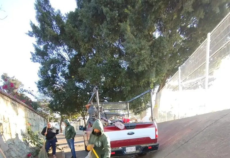 Una gran acumulación de bolsas de basura en una calle de la capital, lo que representa un grave foco de infección para los ciudadanos.