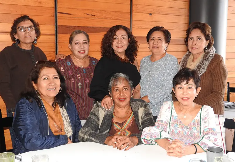Adriana Leyva Pérez, sentada al centro, celebra su cumpleaños en Oaxaca rodeada de su grupo de amigas durante un ameno festejo.