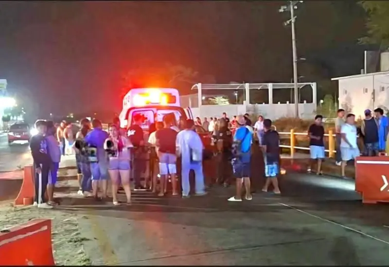 Un adulto mayor yace en el pavimento después del fatal percance vial en el que fue arrollado por un motociclista.