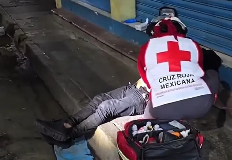 Escena del crimen en la intersección de las calles Las Casas y Periférico, donde un hombre murió tras ser atacado a puñaladas.