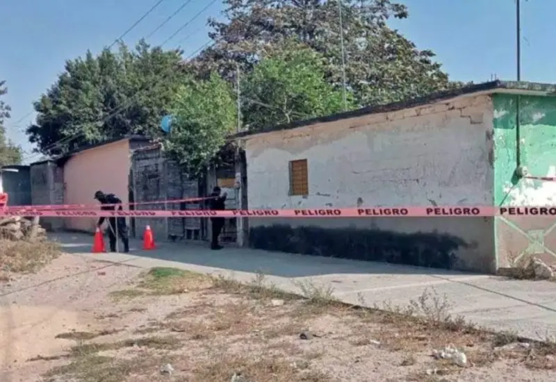 Escena del crimen en Juchitán donde un albañil fue asesinado, mostrando el área acordonada por las autoridades durante las primeras investigaciones.