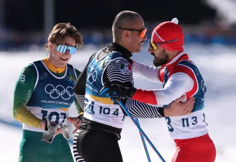 El atleta mexicano Allan Corona, quinto competidor del país en esquí de fondo, posa durante su participación en el evento de Milano Cortina 2026.