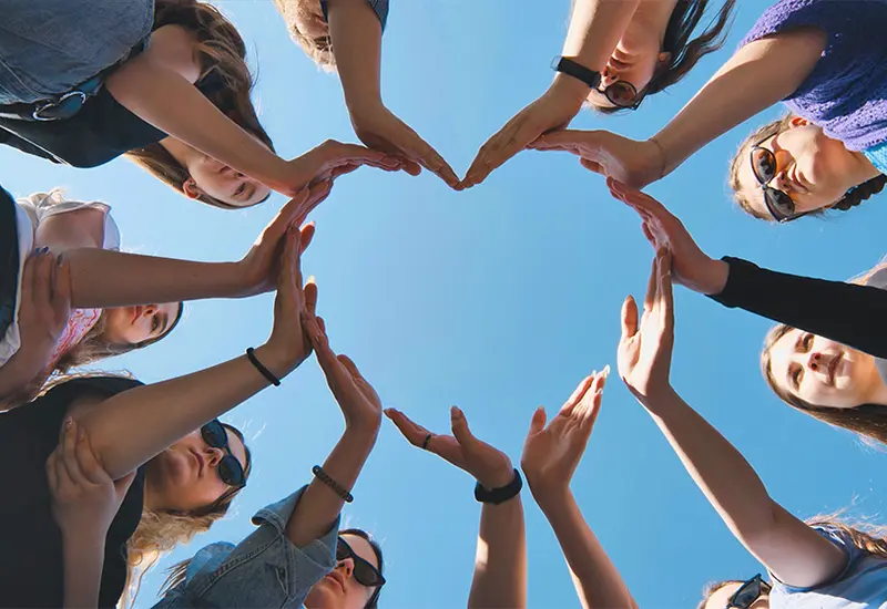 Dos personas mayores, amigos, sonríen juntas para celebrar el Día de la Amistad, reflejando el invaluable compañerismo durante la vejez.