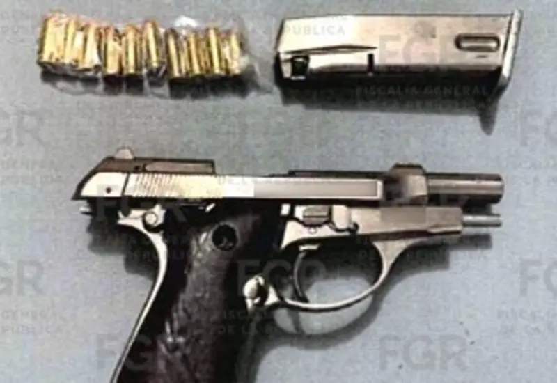 Pistola tipo escuadra asegurada por las autoridades en Matías Romero Avendaño, como evidencia en un caso de portación ilegal de arma de fuego.