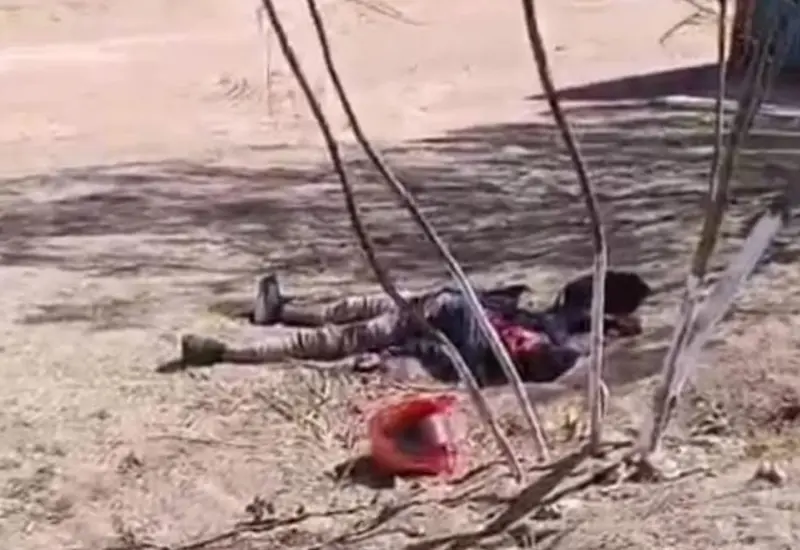 La escena del crimen en una calle de Miahuatlán de Porfirio Díaz, Oaxaca, donde dos personas fueron asesinadas por sujetos desconocidos.