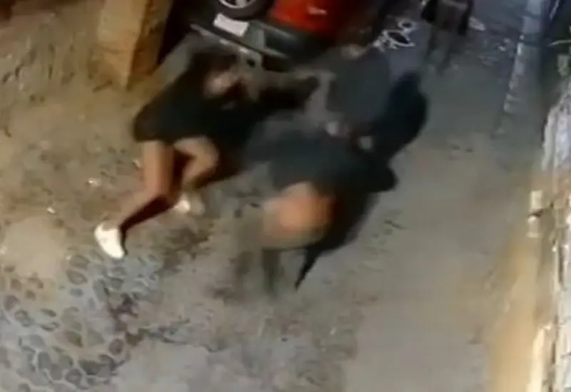 Imagen extraída de un video de seguridad que documenta uno de los recientes atracos que se han viralizado en la capital del estado.