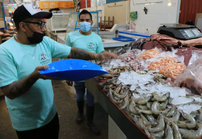 Mariscos frescos en un mercado de Oaxaca, cuyo precio ha aumentado debido a la inflación que impacta la economía de los consumidores.