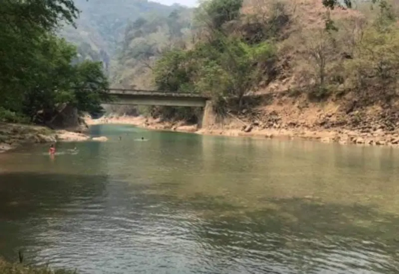 Un río de apariencia tranquila que ilustra los peligros ocultos en espacios naturales sobre los que alertan las autoridades de protección civil.