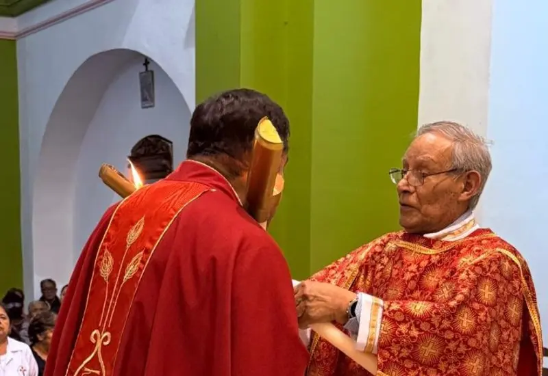 Un sacerdote realiza la tradicional bendición de las gargantas a una persona enferma, un acto de fe y compasión hacia el prójimo.