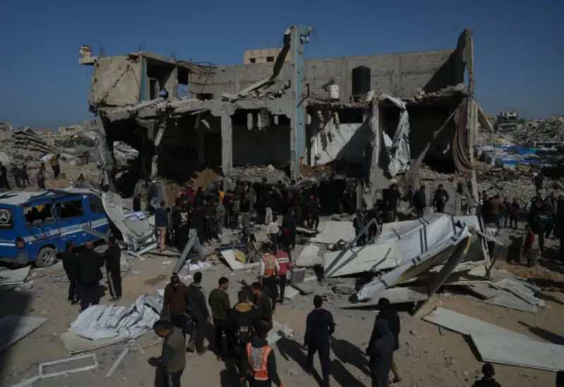 Imagen de la destrucción en Gaza después de los bombardeos de Israel que impactaron viviendas y campamentos, dejando edificios en ruinas.