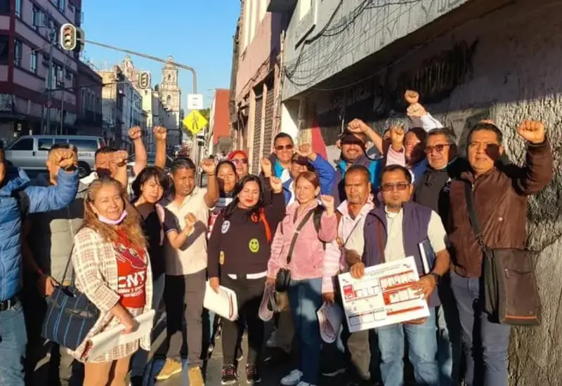 Brigadistas de la Sección 22 de la CNTE recorren escuelas y espacios públicos como parte de su jornada de brigadeo nacional.
