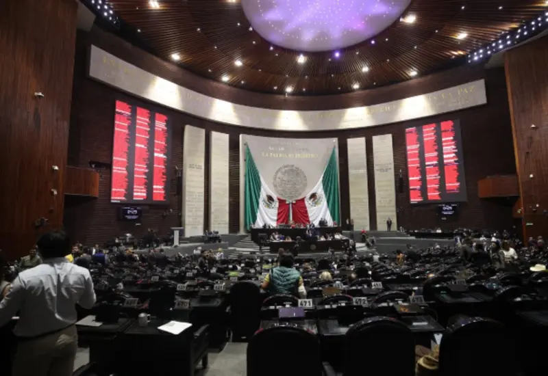 El pleno de la Cámara de Diputados se prepara para la votación de la reforma que busca establecer la jornada laboral de 40 horas.