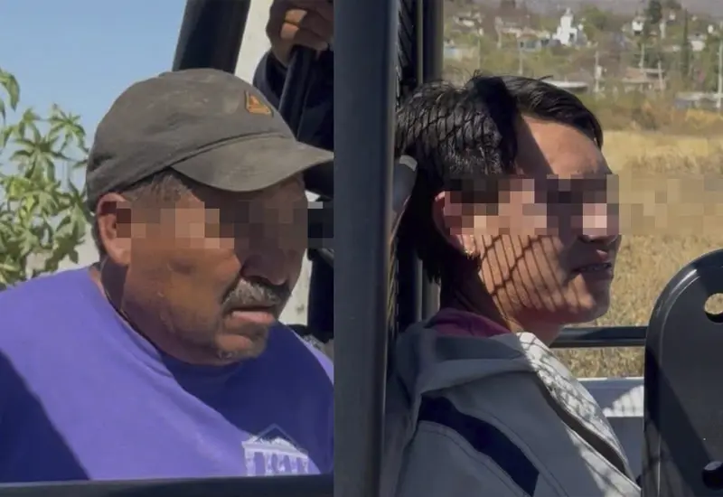 El campesino Joaquín posa junto a sus dos hijos, quienes fueron acusados falsamente de secuestro en Miahuatlán y posteriormente liberados por la Fiscalía.