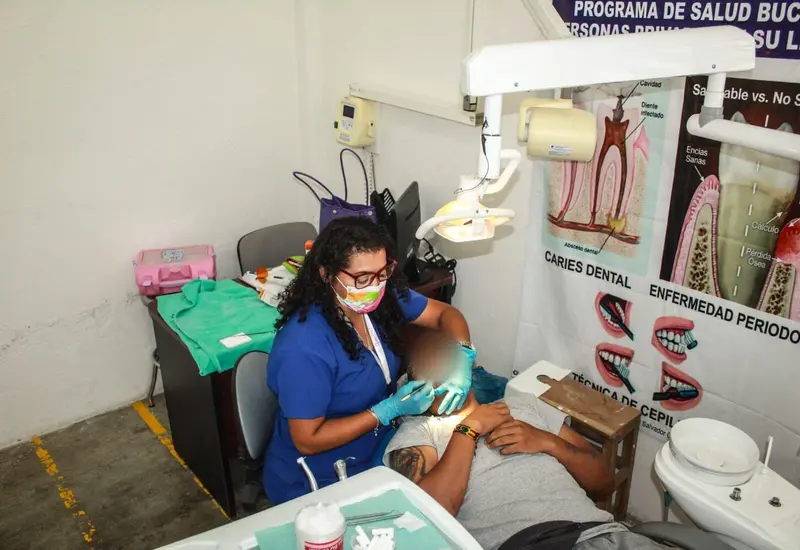 Ilustración de una muela con una caries dental, una de las enfermedades bucales más frecuentes que afecta a estudiantes de primaria.