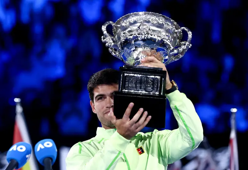 El tenista español Carlos Alcaraz celebra con gran emoción su sorprendente victoria tras conquistar el título del Abierto de Australia.
