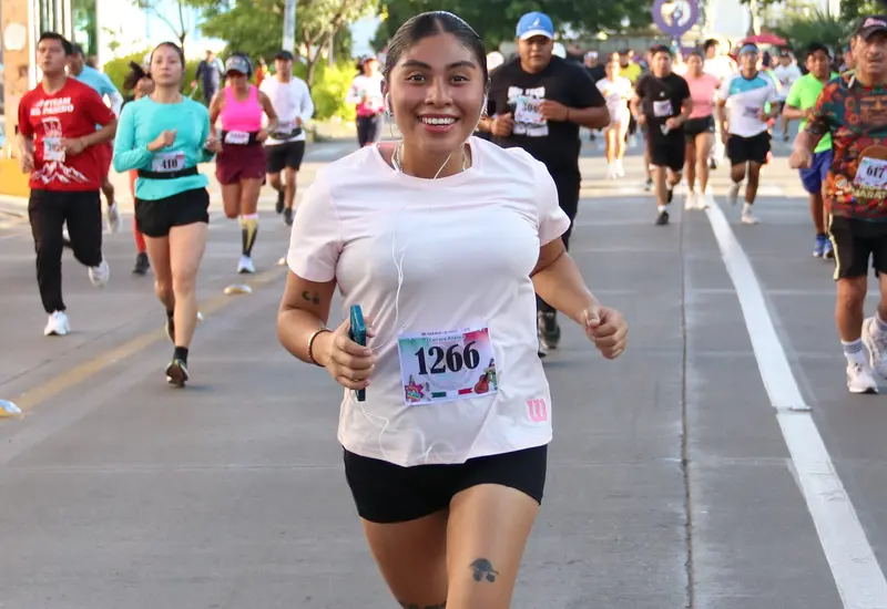 Imagen de la carrera atlética femenil, un evento deportivo con un recorrido de ocho kilómetros para celebrar la fuerza de las mujeres.