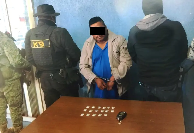 Un presunto narcomenudista es detenido por las autoridades durante el cateo a su vivienda en la comunidad de Laxopa, Ixtlán de Juárez.
