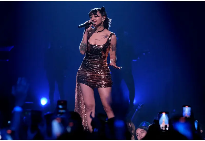 La cantante argentina Cazzu celebra su victoria en Premio Lo Nuestro, donde ganó en las categorías de Canción del Año–Pop y Artista Pop Femenina.