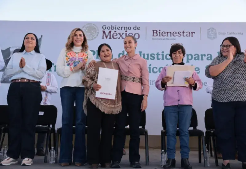 Un grupo de jornaleros agrícolas trabajando en el campo, beneficiados por el Certificado Laboral que protege sus derechos y eleva los estándares del agro.