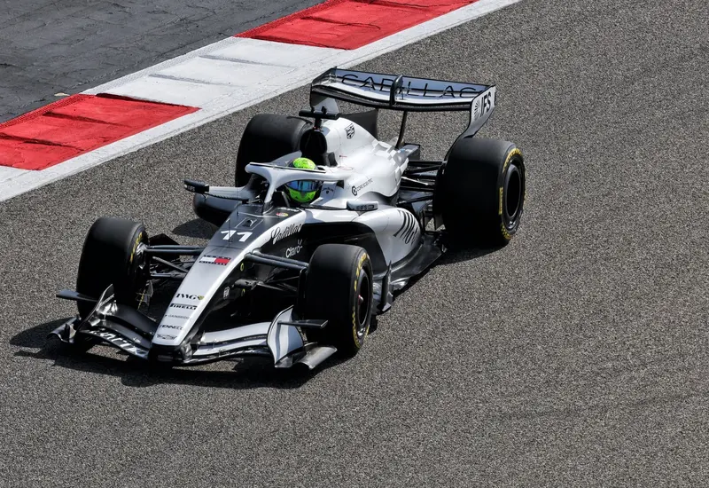 El piloto mexicano de carreras Checo Pérez al volante del nuevo prototipo Cadillac CA 01 durante su primera prueba en pista.
