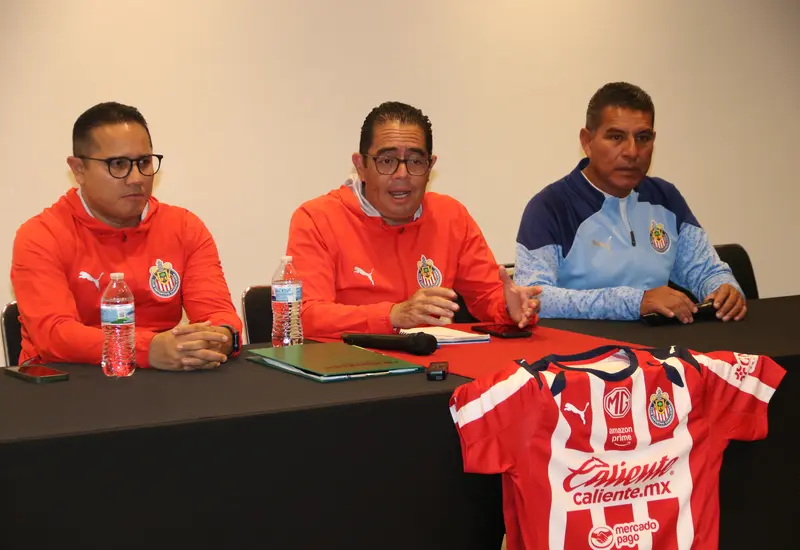 Representantes del club Chivas durante la conferencia de prensa ofrecida en Oaxaca para anunciar su programa de búsqueda de talento local.