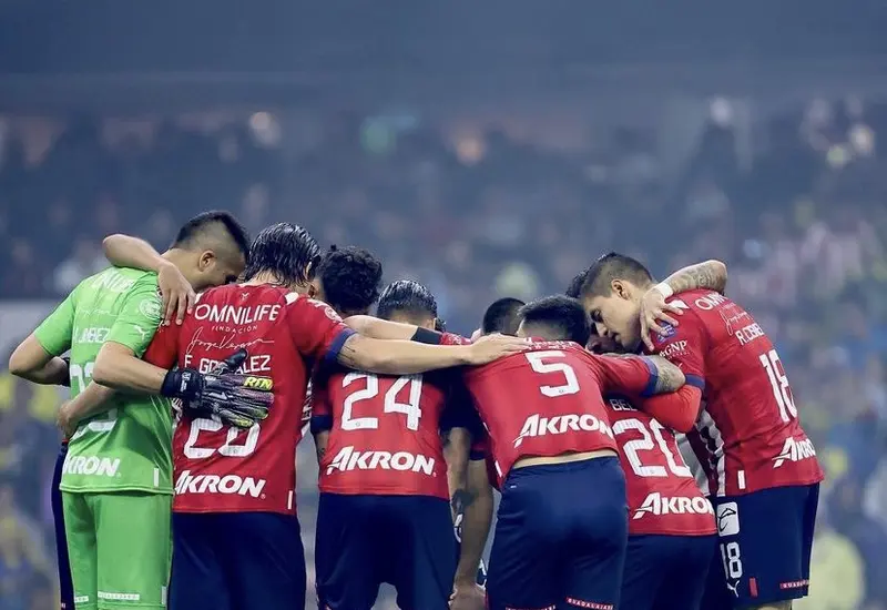 El club rojiblanco Chivas de Guadalajara en proceso de renovación de jugadores, ajustando su plantilla para fortalecer al equipo de cara al futuro.