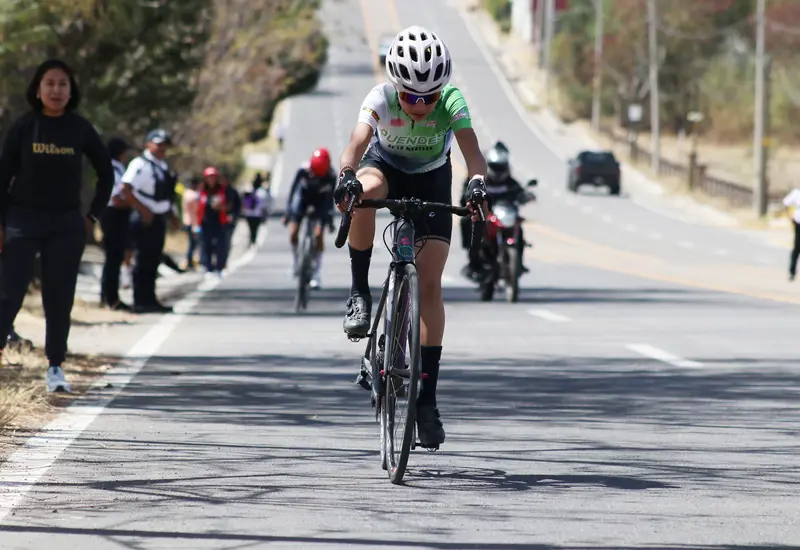 Un grupo de ciclistas pedalea a gran velocidad durante la competencia clasificatoria de ciclismo que tiene como destino el estado de Jalisco.