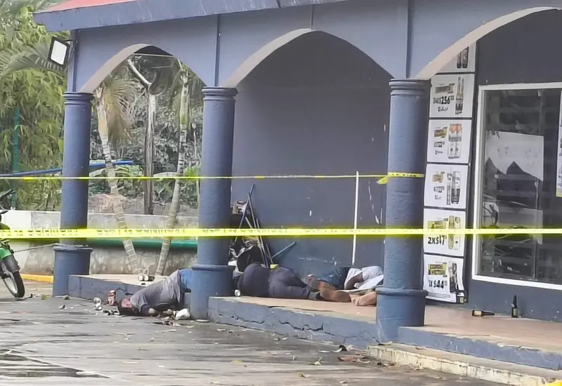 Escena del crimen en Soyaltepec donde cinco personas fueron asesinadas violentamente frente a una tienda de conveniencia tipo Modelorama.