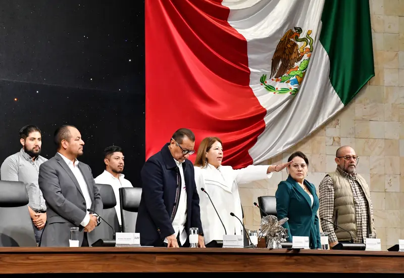 Funcionarios en una comparecencia oficial para discutir los retos urgentes y las promesas en materia de medio ambiente para las mujeres.