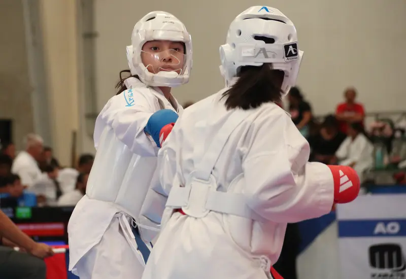 Deportistas se preparan para un torneo de karate donde la competencia se llevará a cabo en tres diferentes categorías.
