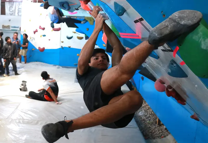 Un atleta se prepara para la competencia de escalada en bloque que forma parte de la próxima Copa Oaxaca en la ciudad.