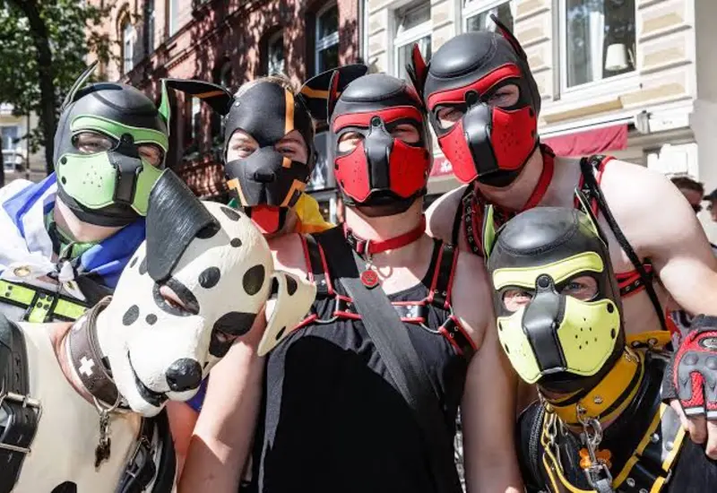 Miembros de la comunidad pup play, adultos que asumen el rol de cachorros, utilizan máscaras y collares como parte de su identidad.