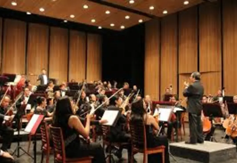 La Orquesta Sinfónica OSO se presenta en el escenario del histórico Teatro Juárez durante su esperado concierto de regreso.