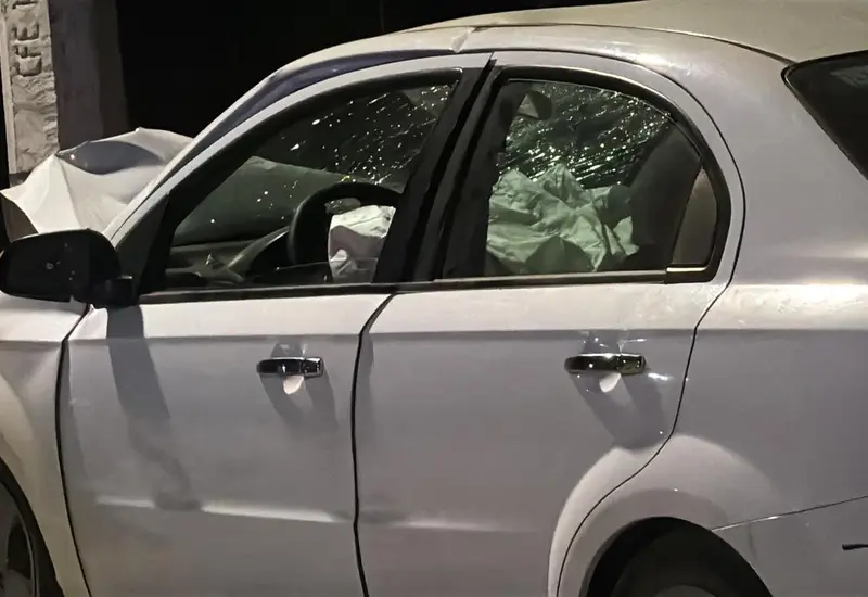 Escena del fatal accidente en Pueblo Nuevo, donde se observa el automóvil impactado contra un poste, percance en el que falleció el conductor.