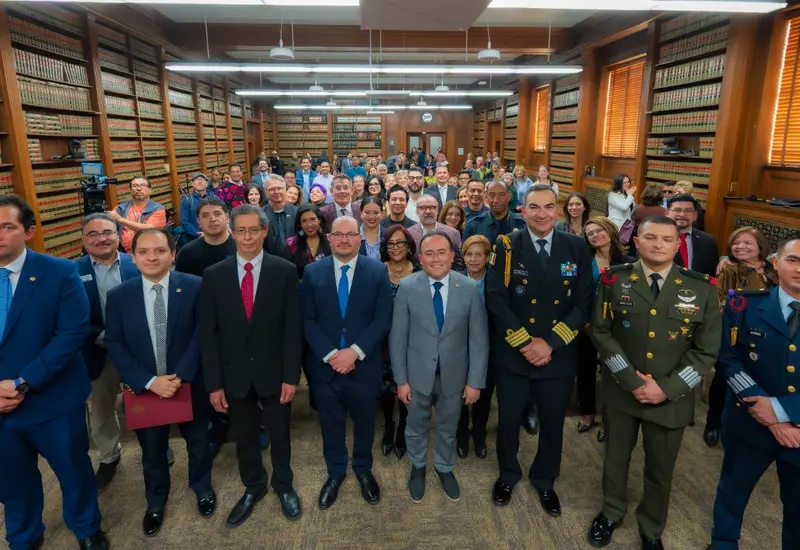 El Cónsul General de México presenta su tercer informe de actividades, donde detalla el reforzamiento de la atención a migrantes detenidos.