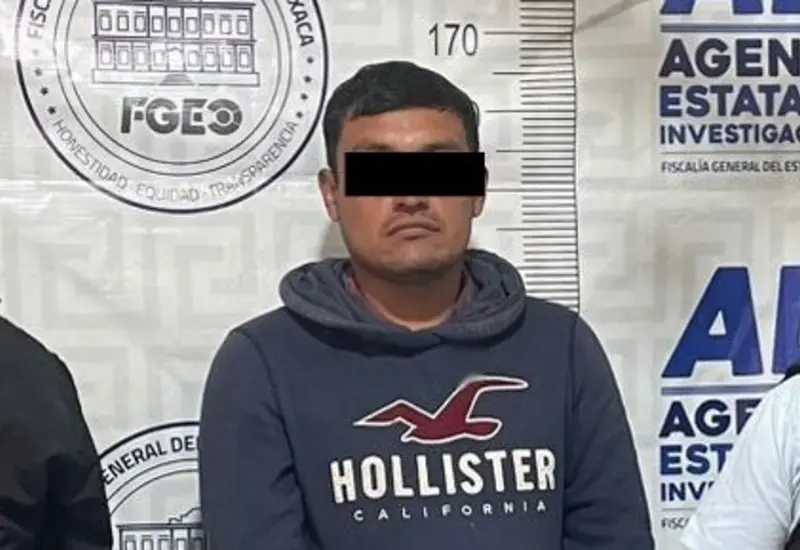 Momento de la detención de un hombre identificado como S.O.M.V. en San Pablo Huitzo, Etla, por el presunto robo de una motocicleta.