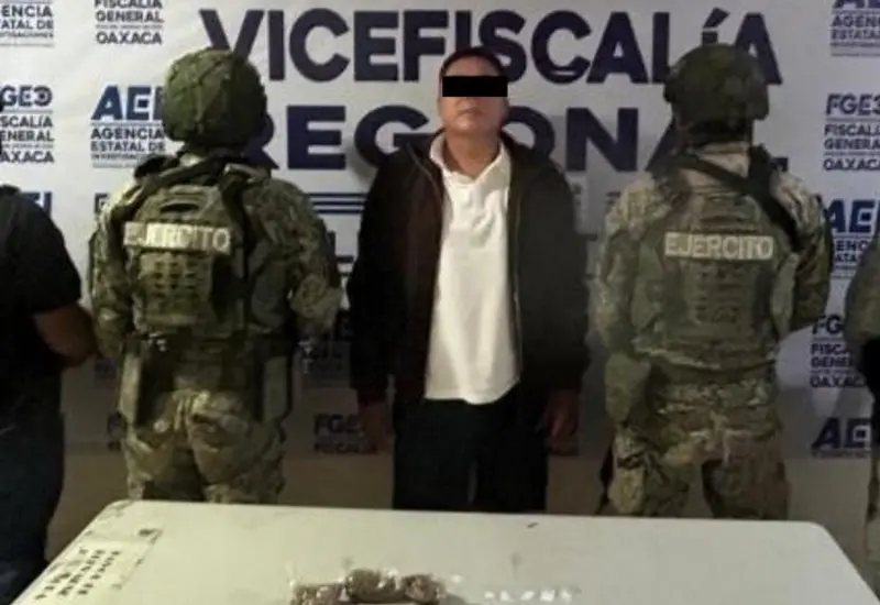 Alejandro, el presunto narcomenudista, es mostrado tras ser detenido por las autoridades en la localidad de Valdeflores, Zimatlán de Álvarez.