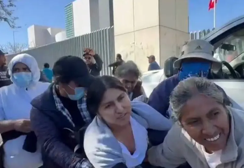 La munícipe de Amatengo es subida por la fuerza a una ambulancia durante el conflicto que derivó en la detención de 24 personas.
