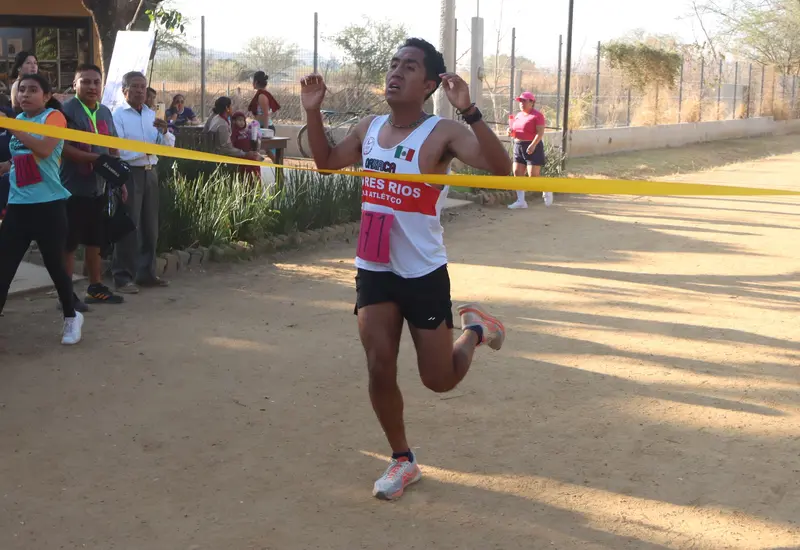 El corredor Eduardo Cruz Miguel celebra su victoria como el ganador de la categoría libre en la carrera atlética Corre Conmigo.