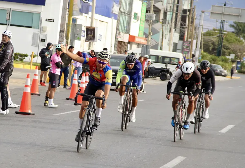 El competidor Eduardo Díaz, conocido como Lalo, es captado en el momento exacto en que gana la carrera durante el sprint final.
