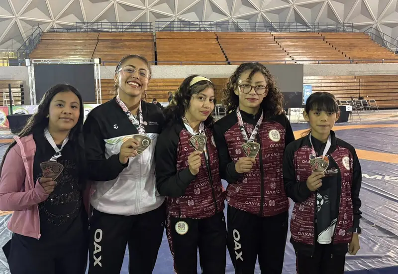 Las integrantes del equipo femenil de luchas posan orgullosas con las medallas obtenidas tras su destacada participación en el Abierto Mexicano.