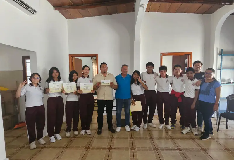 Jóvenes estudiantes de El Espinal que obtuvieron el segundo lugar en la categoría Juego del Robot durante la competencia FIRST LEGO League.