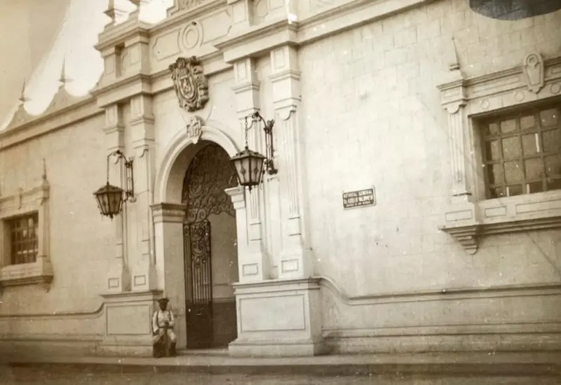 Fachada principal del Exconvento de San Francisco en Oaxaca, un inmueble histórico que actualmente es objeto de una controversia sobre su propiedad.