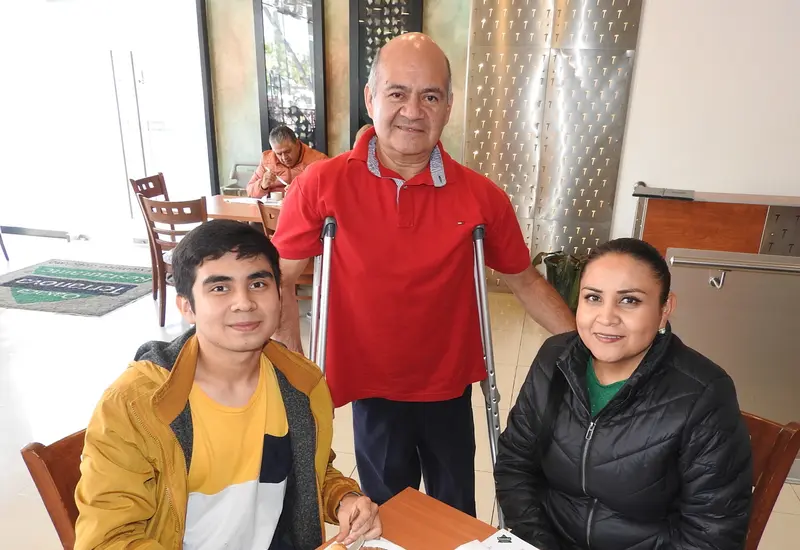 La familia Mondragón Silva posa para una fotografía durante su visita a los principales atractivos turísticos de la ciudad de Oaxaca.