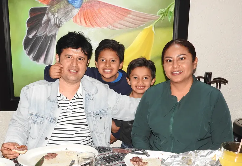 La familia Nava Ordóñez posa sonriente para una foto durante su recorrido por los mejores lugares turísticos de la ciudad de Oaxaca.