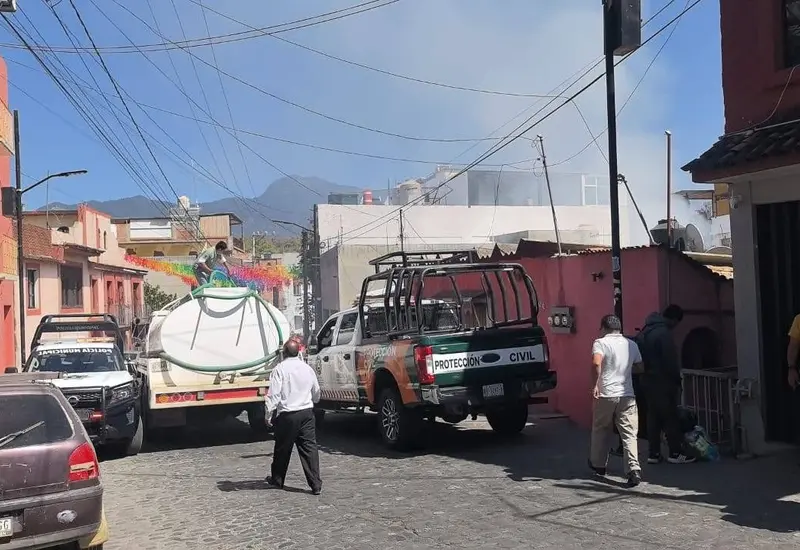 Los restos de una vivienda en Oaxaca después de que un incendio consumió todas las pertenencias de la familia que ahora pide ayuda.