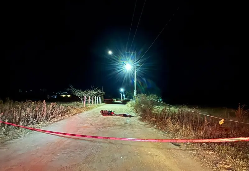 Escena del fatal accidente donde el motociclista Joel falleció al derrapar en la carretera que conecta Zaachila con Zimatlán de Álvarez.