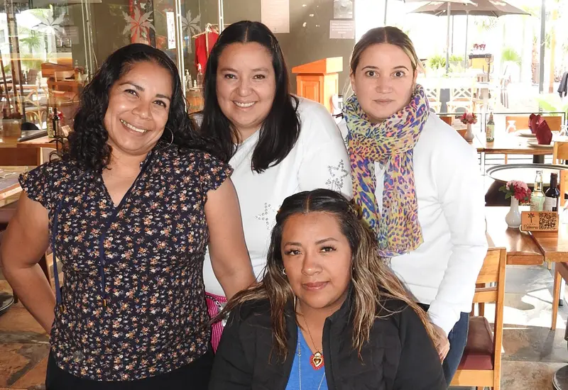 Lupita Castro celebra su cumpleaños en la compañía de sus amigas Haydé López Díaz, Amparo Mengelle y Monse Ferrer durante un momento especial.