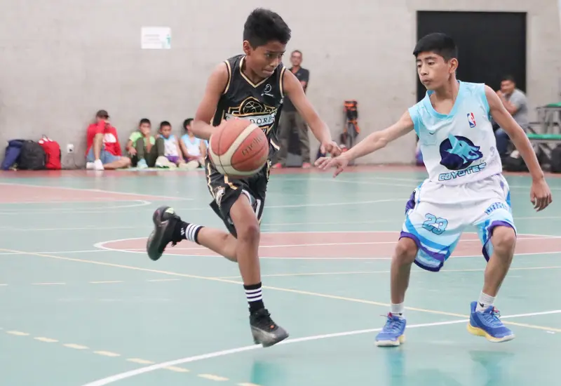 Jóvenes atletas compiten con entusiasmo en el torneo de minibasket 2026, un evento que incluye siete categorías en las ramas varonil y femenil.